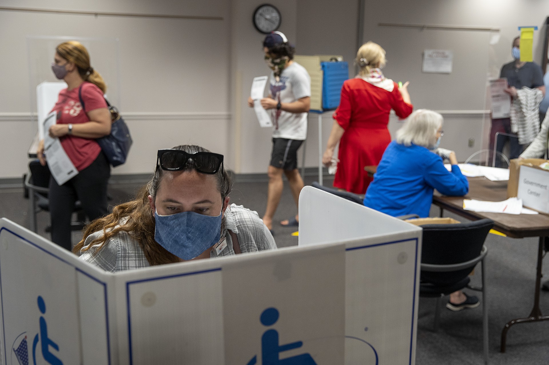EM FAIRFAX, na Virgínia, eleitores esperaram até quatro horas para votar antecipadamente (Foto: Tasos Katopodis / AFP)