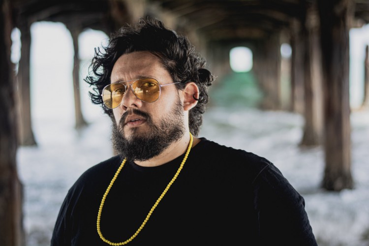 Berg Menezes realiza live acompanhado de intérprete de libras