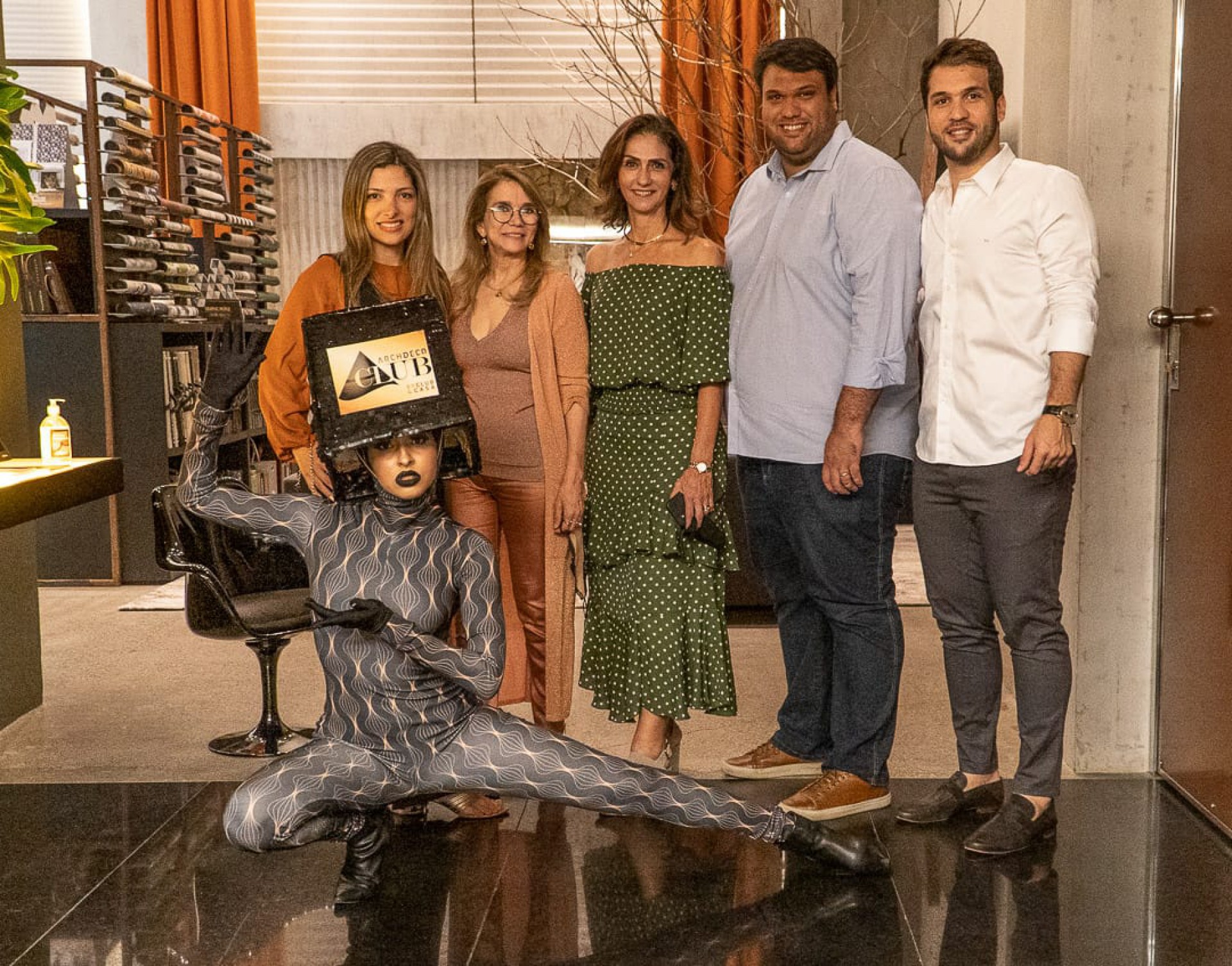 Empresária Bete Cunha, na foto cercada por Natália Magalhães, Sofia Linhares e os filhos Arthur e Guilherme, vem reunindo amigos arquitetos e designers de interiores, em sua loja, para a apresentação do  Archdeco Club, destacando  também sua nova coleção de tecidos e tapetes (Foto: divulgação)