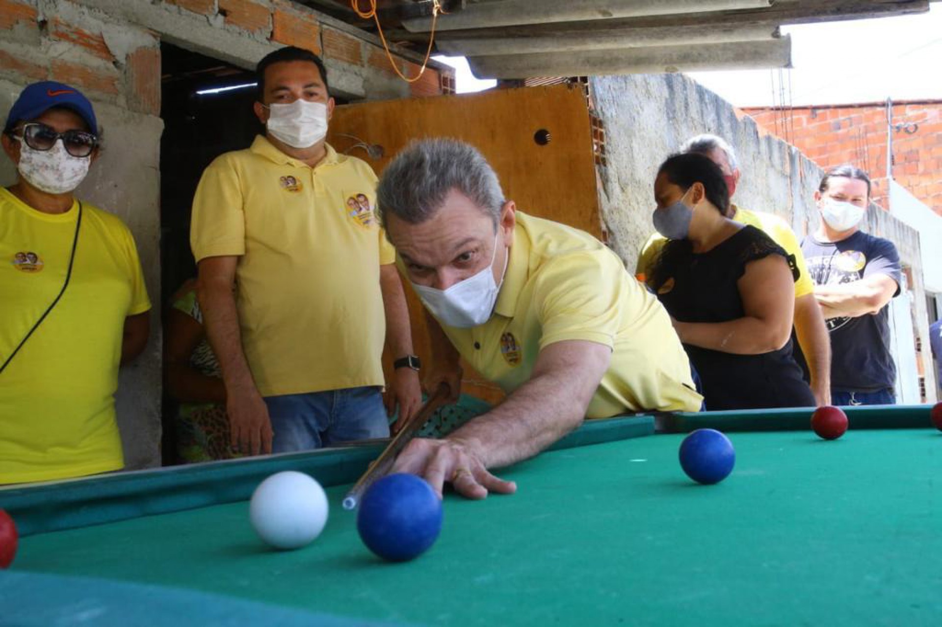 SARTO arriscou algumas tacadas de sinuca no Jardim Glória, no Barroso (Foto: Divulgação)