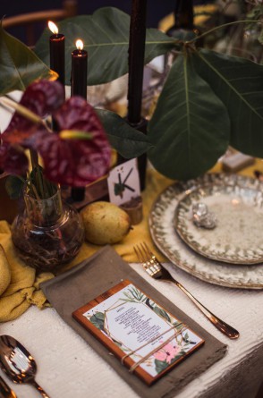 Charme à mesa: detalhe da louça de cerâmica compondo o estilo