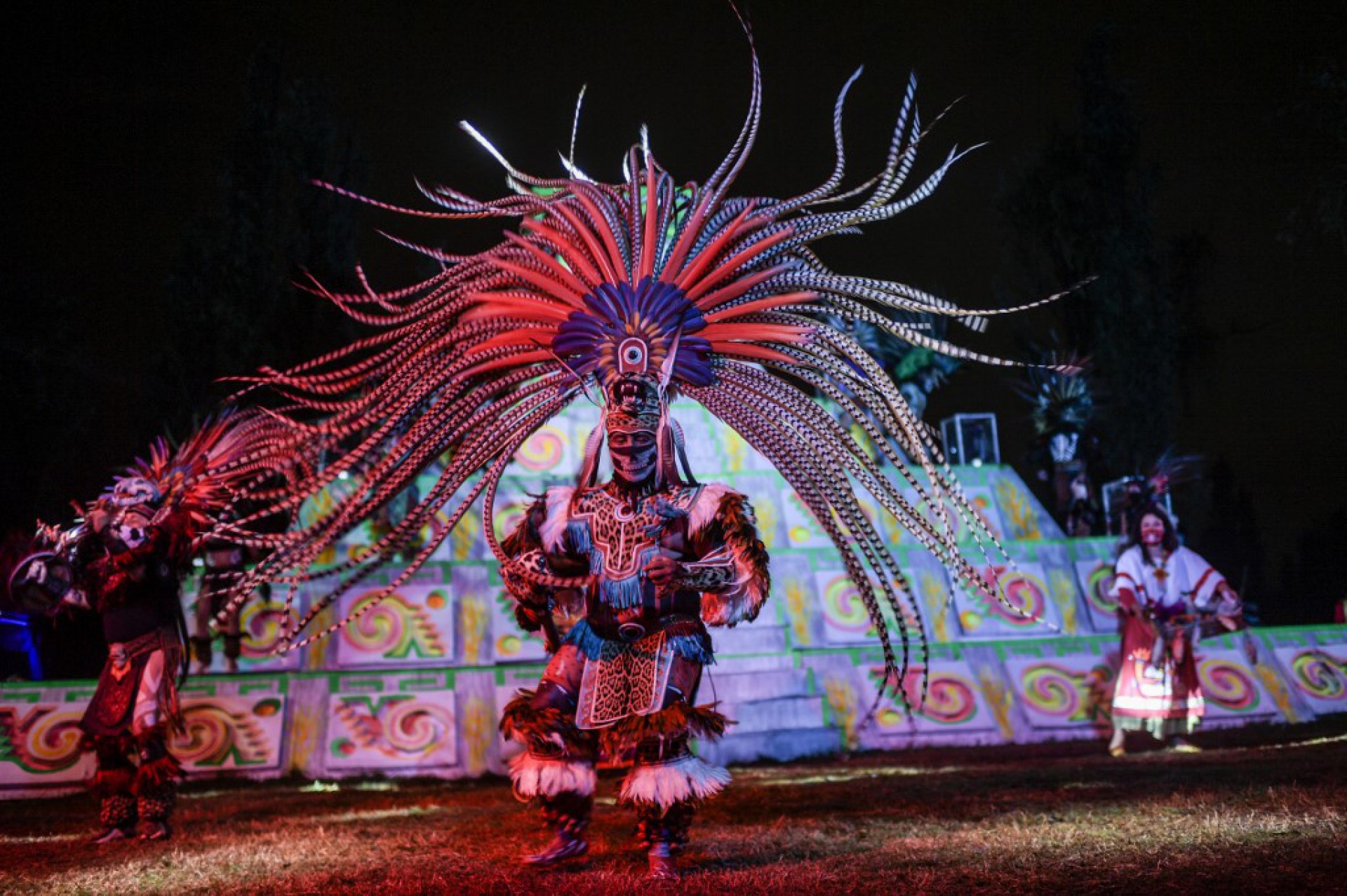 Dançarino representando o povo indígena mexicano na  tradicional encenação da peça 