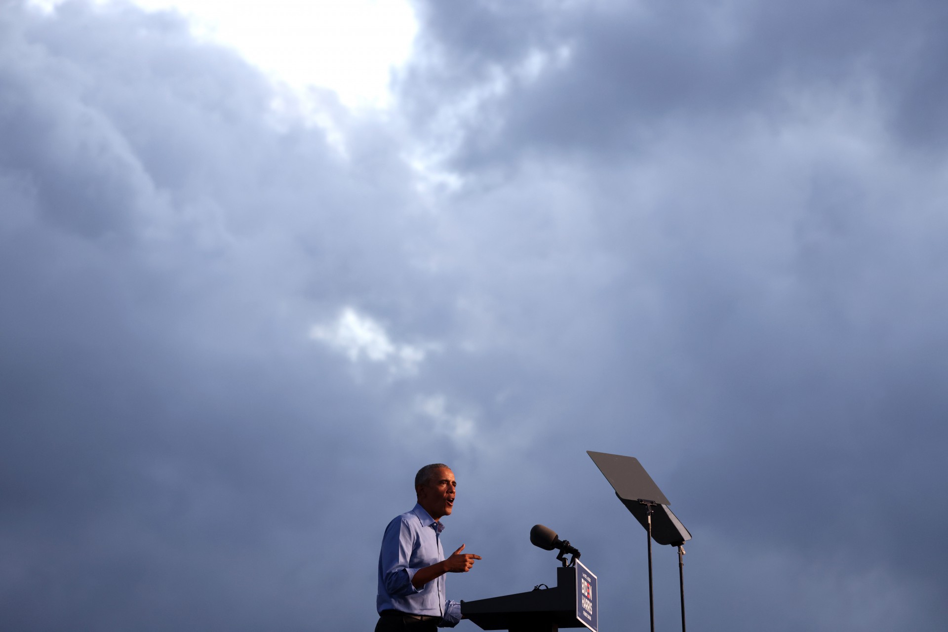 BARACK Obama falou em comício drive-in em favor de Joe Biden na Filadélfia, Pensilvânia (Foto:  Michael M. Santiago / Getty Images / AFP)