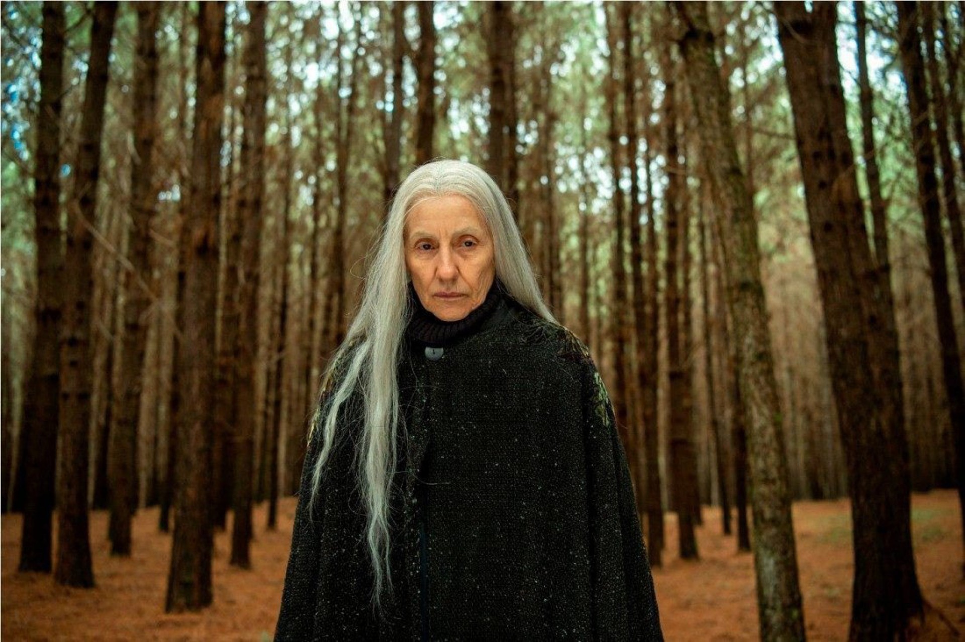 Atriz Cássia Kis adotou novo visual para interpretar feiticeira em nova série do Globoplay (Foto: divulgação/ globoplay)