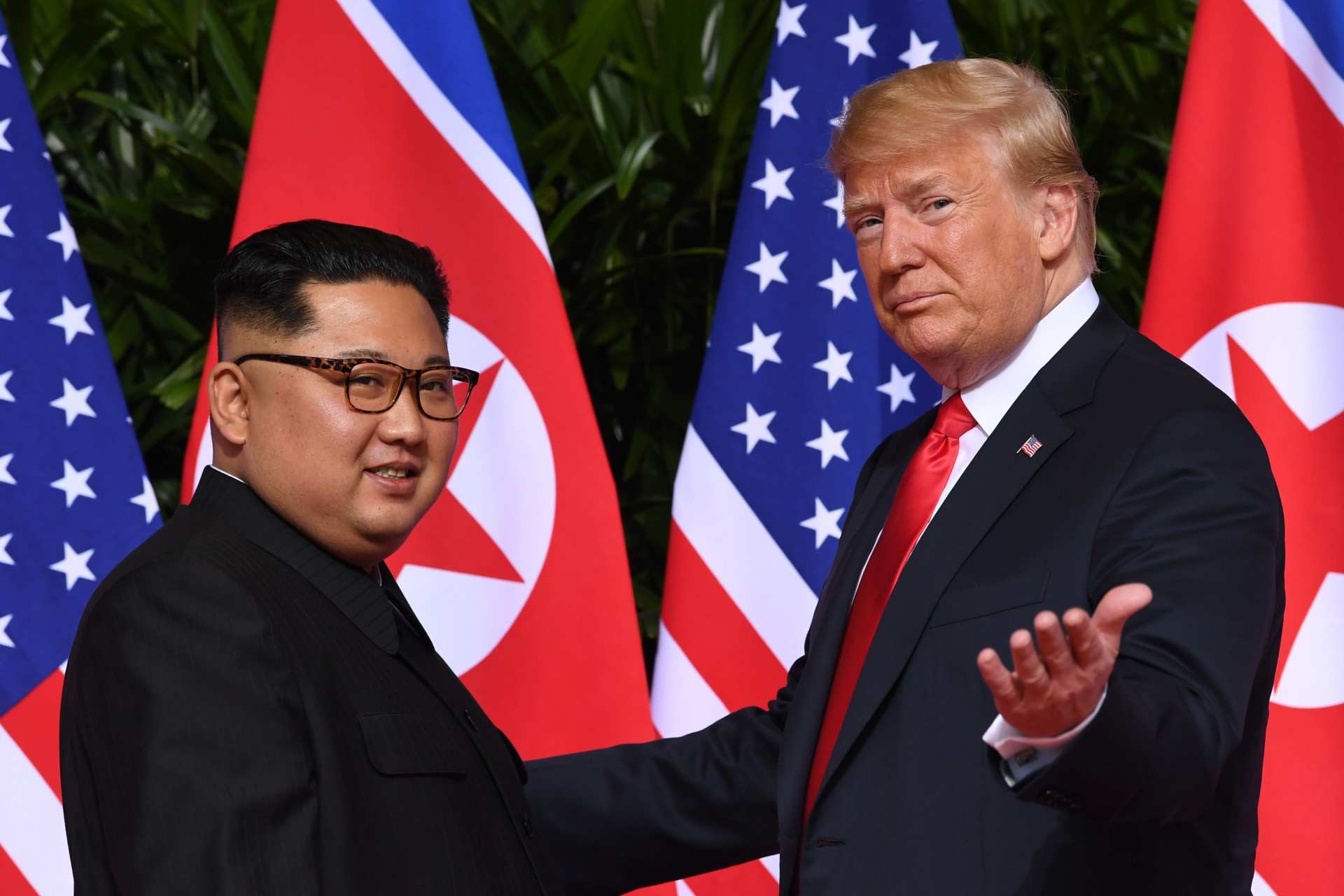 ￼EM 2018, Trump e Kim Jong-un fizeram encontro histórico em Cingapura (Foto: SAUL LOEB / AFP)