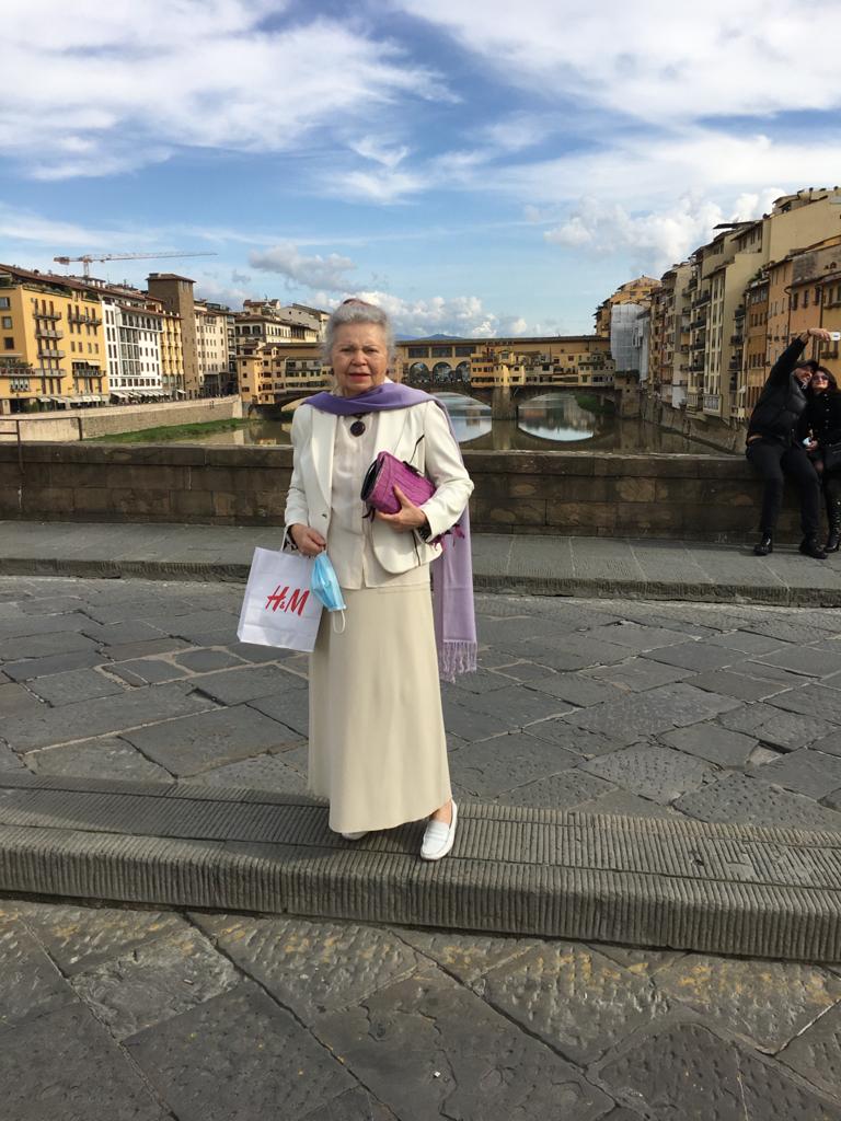 Foto 6 Selma Pagneretti, mantendo sempre sua elegância, saiu assim, dia de sol, em Firenze/Itália, onde mora, enfrentando os 13 graus, reinantes. Ia almoçar com uma amiga (Foto: Acervo pessoal)