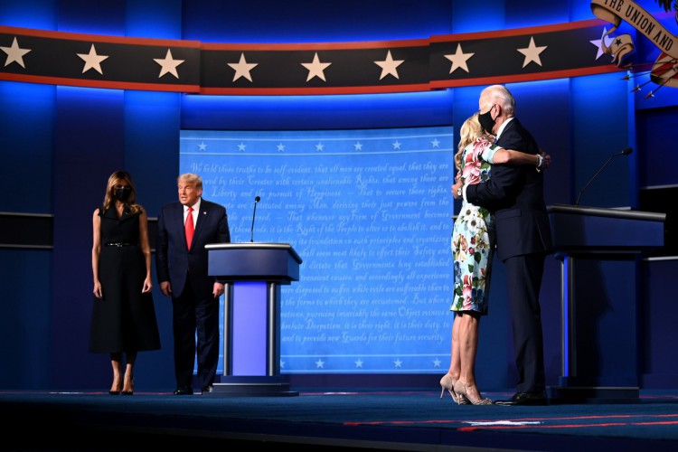 A primeira-dama dos EUA, Melania Trump (esquerda), ao lado do presidente dos EUA, Donald Trump, enquanto Jill Biden (direita) abraça o marido, o candidato presidencial democrata e ex-vice-presidente dos EUA, Joe Biden, após a conclusão do debate presidencial final na Universidade Belmont em Nashville, Tennessee, em outubro 22, 2020(Foto: Jim WATSON / AFP)