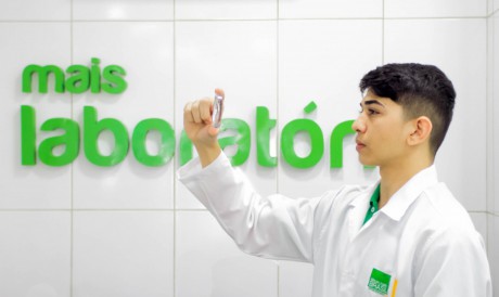 Laborat&oacute;rio de &uacute;ltima gera&ccedil;&atilde;o e estoque de lentes garantem a confec&ccedil;&atilde;o dos &oacute;culos de grau em uma hora (Foto: Divulga&ccedil;&atilde;o) 