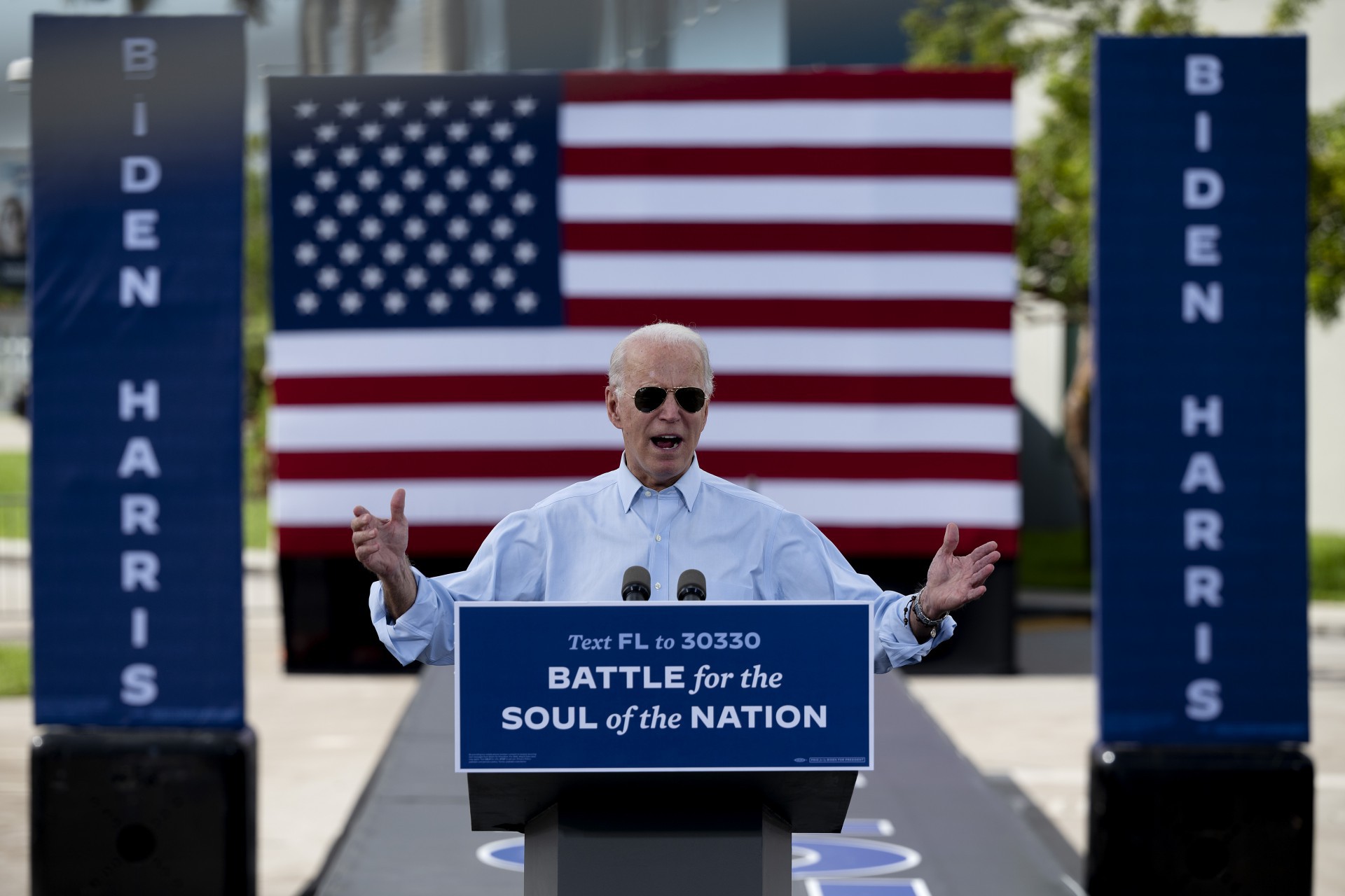 Candidato presidencial democrata e ex-vice-presidente dos EUA Joe Biden faz comentários em um evento Drive-in em Coconut Creek, Flórida, em 29 de outubro de 2020(Foto: JIM WATSON / AFP)