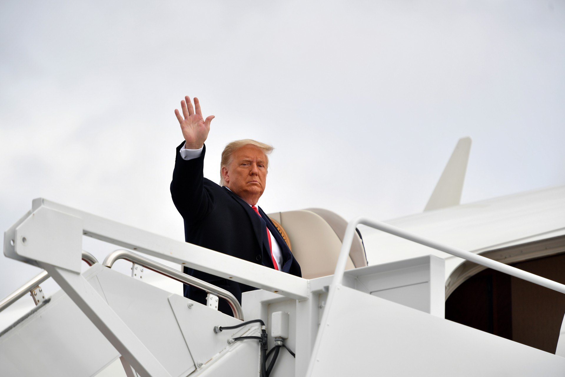O presidente dos Estados Unidos, Donald Trump, embarca no Força Aérea Um na Base Conjunta Andrews em Maryland em 30 de outubro de 2020. - Trump viaja para Michigan, Wisconsin e Minnesota para comícios de campanha(Foto: MANDEL NGAN / AFP)