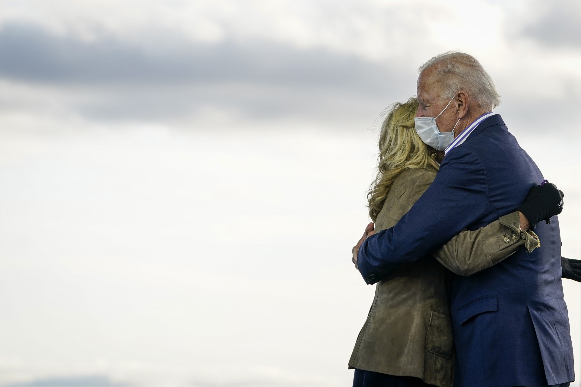 DALLAS, PA - 24 DE OUTUBRO: O candidato presidencial democrata Joe Biden abraça sua esposa Dra. Jill Biden durante um comício de campanha drive-in na Dallas High School em 24 de outubro de 2020 em Dallas, Pensilvânia. Biden fará duas paradas de campanha no estado de batalha da Pensilvânia no sábado. Drew Angerer / Getty Images / AFP(Foto: AFP)