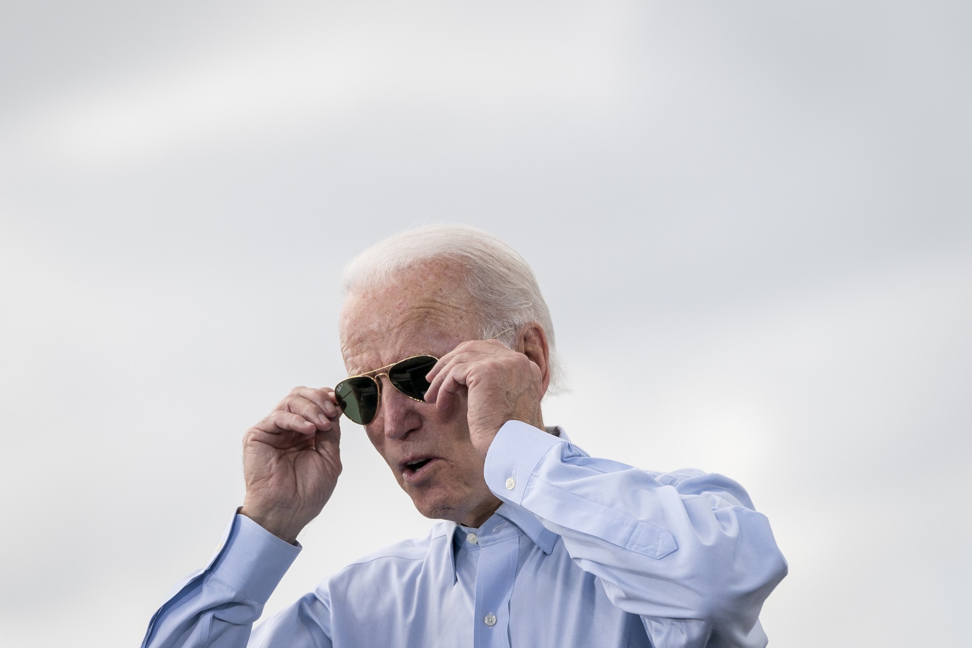 Candidato presidencial democrata Joe Biden ajusta seus óculos de sol enquanto fala em um comício de campanha drive-in no Broward College em 29 de outubro de 2020 em Coconut Creek, Flórida(Foto: Drew Angerer/Getty Images/AFP)