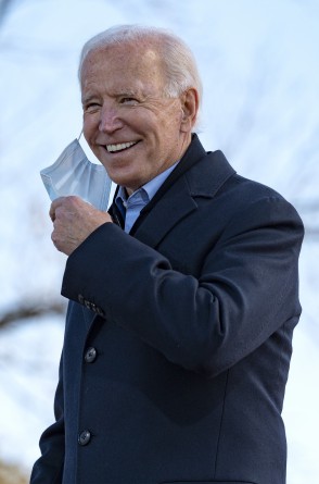 O candidato presidencial democrata Joe Biden tira sua máscara ao chegar para falar em um evento de campanha drive-in no Iowa State Fairgrounds em Des Moines, Iowa, em 30 de outubro de 2020(Foto: JIM WATSON / AFP)