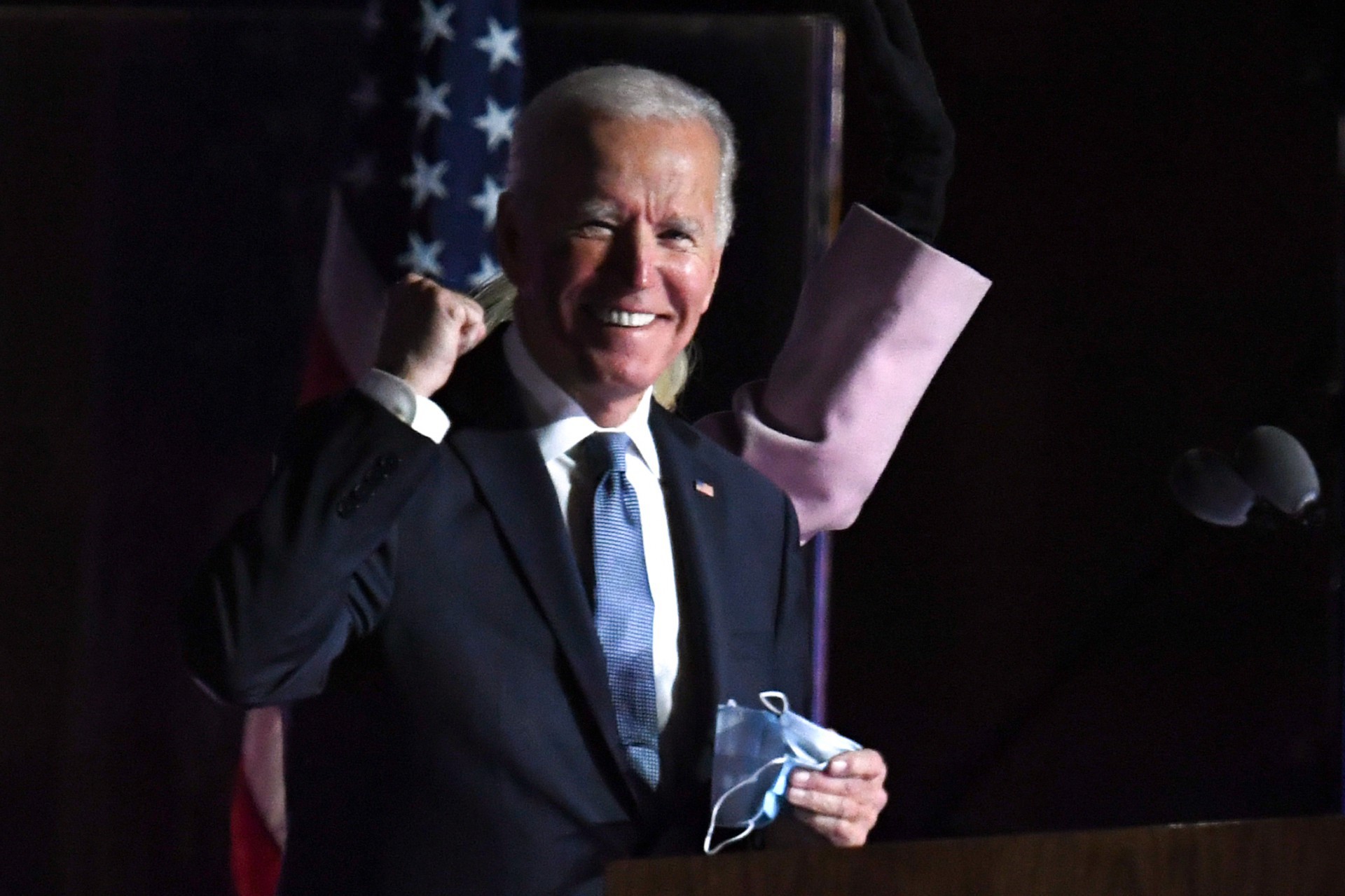 BIDEN fez discurso em Wilmington, no Delaware, defendendo a contagem de todos os votos. Democrata evitou declarar vitória, mas mostrou confiança (Foto: Roberto SCHMIDT / AFP)