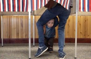 Noah Davenport de Granby, Colorado, de dois anos, espera sua mãe votar na Câmara Municipal de Granby em 3 de novembro de 2020. - Os americanos votaram na terça-feira sob a sombra de uma pandemia de coronavírus para decidir se reelegem O republicano Donald Trump, um dos presidentes mais polarizadores da história dos EUA, ou mande o democrata Joe Biden para a Casa Branca. (Foto de Jason Connolly / AFP)
