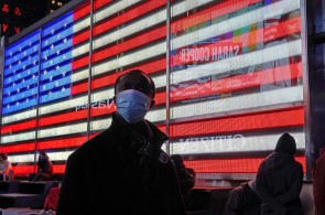 As pessoas assistem aos resultados das eleições na Times Square em Nova York, em 3 de novembro de 2020. (Foto de TIMOTHY A. CLARY / AFP)
