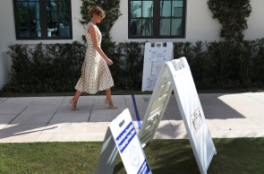 PALM BEACH, FLÓRIDA - NOVEMBRO 03: A primeira-dama Melania Trump chega para lançar seu voto no local de votação do Morton and Barbara Mandel Recreation Center em 3 de novembro de 2020 em Palm Beach, Flórida. Depois de um comparecimento às urnas com recorde, os americanos dirigem-se às urnas no último dia para dar seu voto ao atual presidente dos EUA, Donald Trump, ou ao candidato democrata Joe Biden na eleição presidencial de 2020. Joe Raedle / Getty Images / AFP