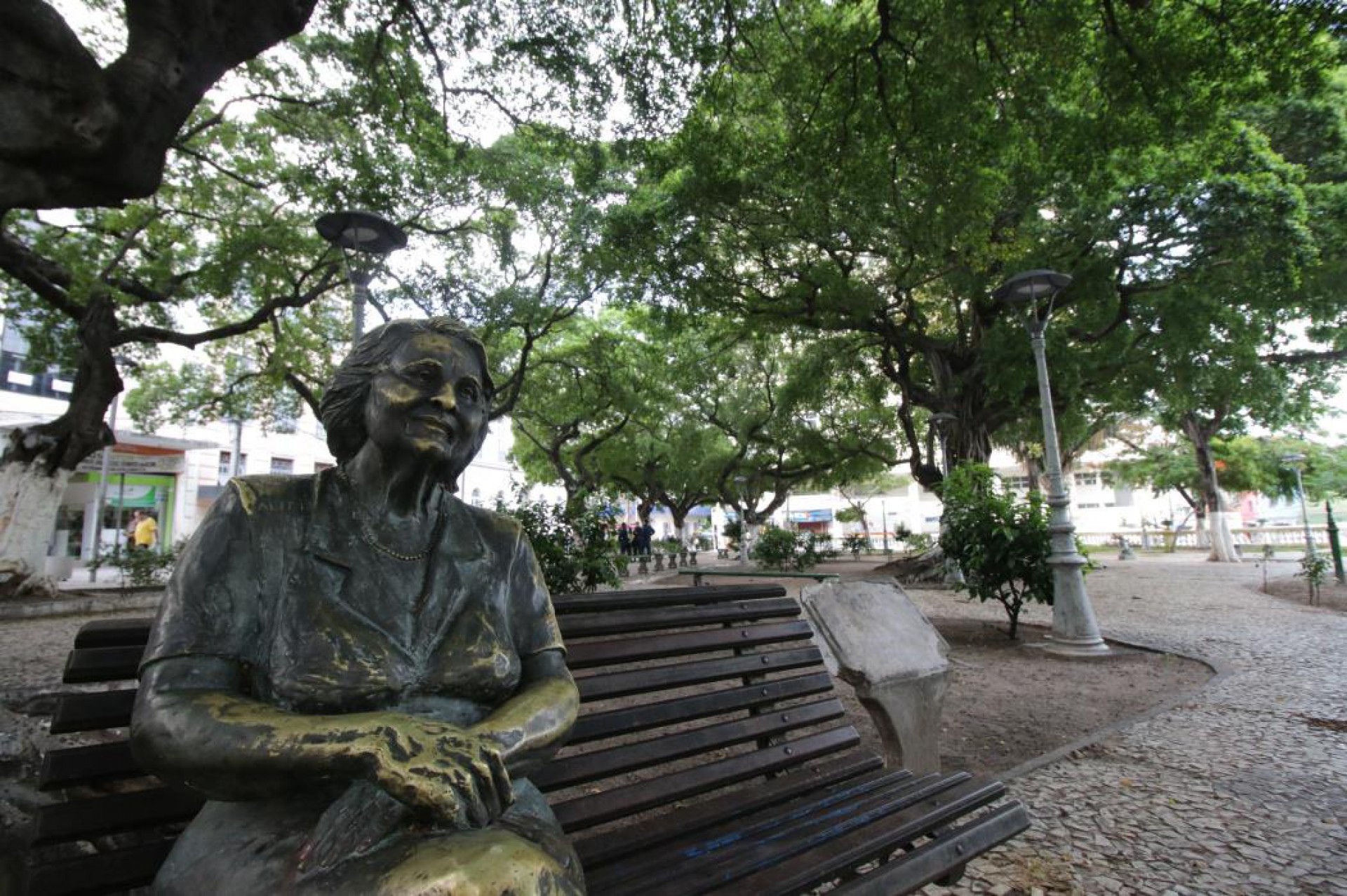 Estátua de Rachel de Queiroz, na Praça dos Leões