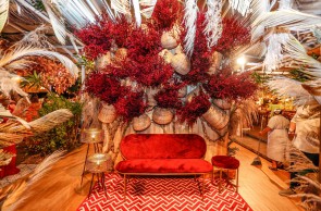 A decoradora criou uma atmosfera rústico-chic, com muitas folhagens, flores exóticas e charmoso mobiliário para sua festa