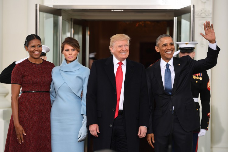 Michele e Barack Obama e Melania e Donald Trump antes da cerimônia de posse do republicano 