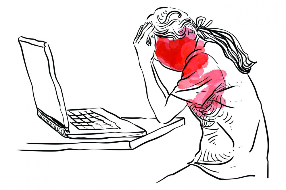 Na ilustração de Carlus Campos, vemos uma mulher de frente a um laptop que irradia uma cor vermelha em direção ao seu rosto, simbolizando a violência que começa na internet e se materializa no mundo real (Foto: Ilustração: Carlus Campos)