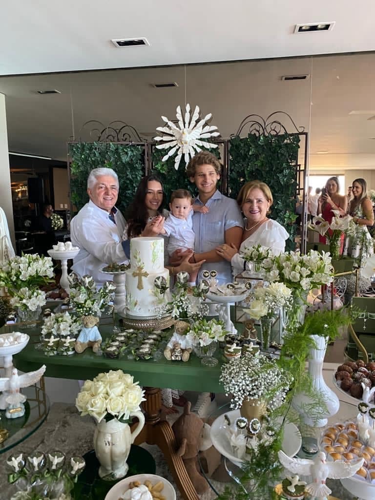 Deusmar Queirós e Auricélia com bisneto David Rodrigues nos braços dos pais, Maria Clara Quinderé e Davizinho Rodrigues.  (Foto: Divulgação)
