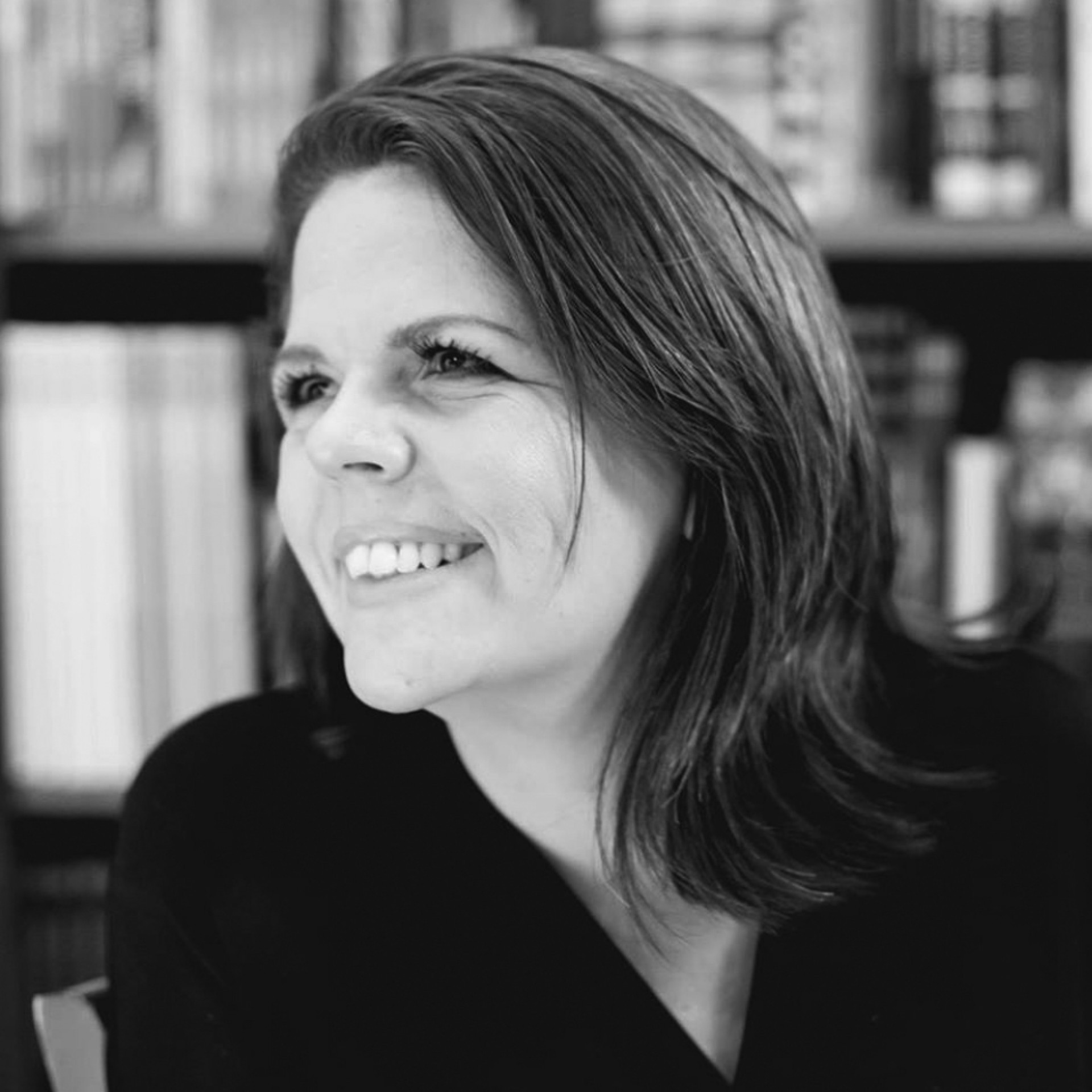 Simone Paulino é jornalista, escritora, editora. Mestre em Teoria Literária e Literatura Comparada pela Universidade de São Paulo (USP), é criadora da Nós.