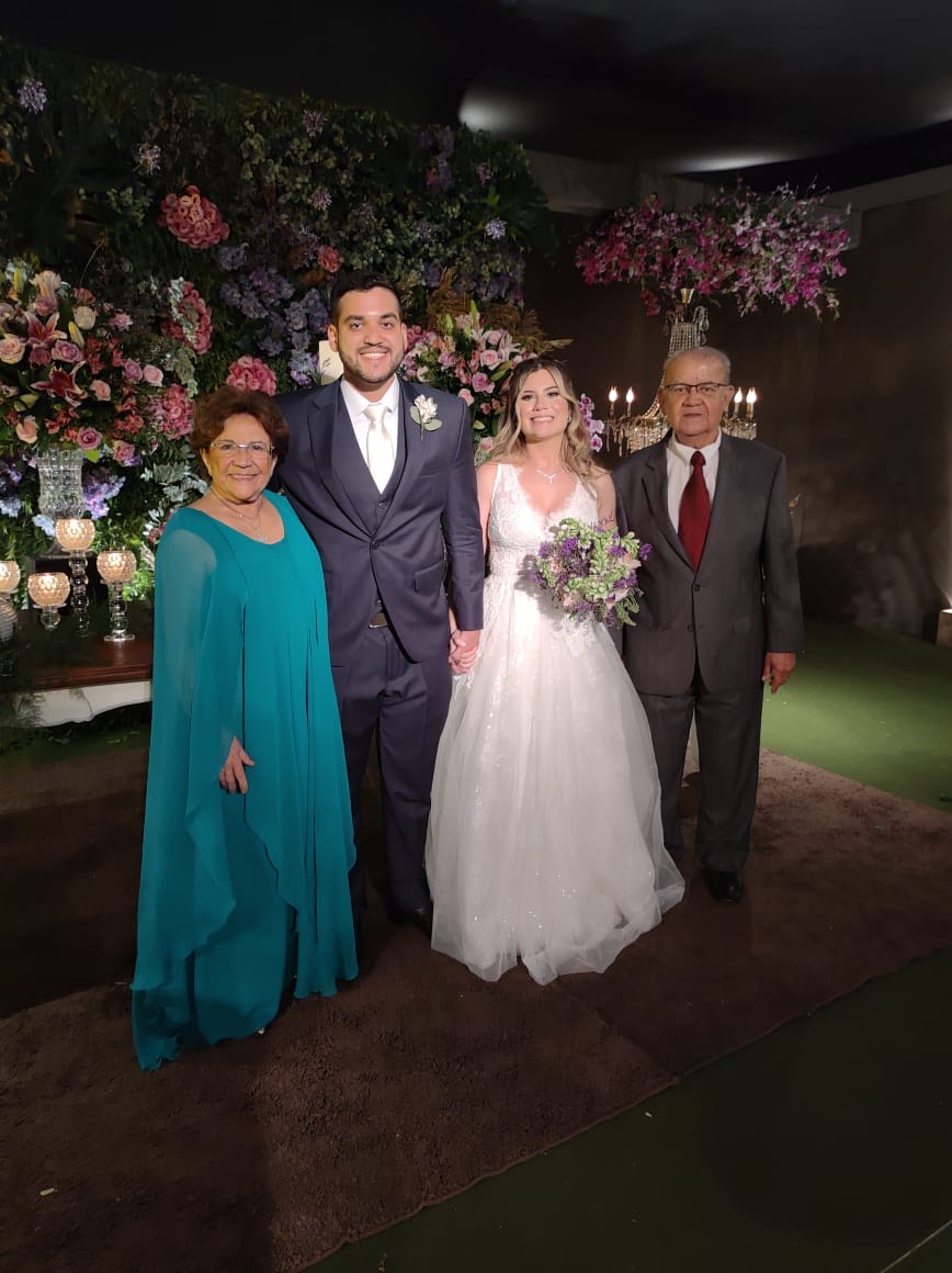 (Foto: Divulgação)Noivos com os avós dela, Marília e Francisco Coelho