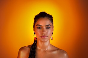 A cantora e multi-instrumentista paraibana Lucy Alves se apresentará na série Música #EmCasaComSesc nesta quinta-feira, 17