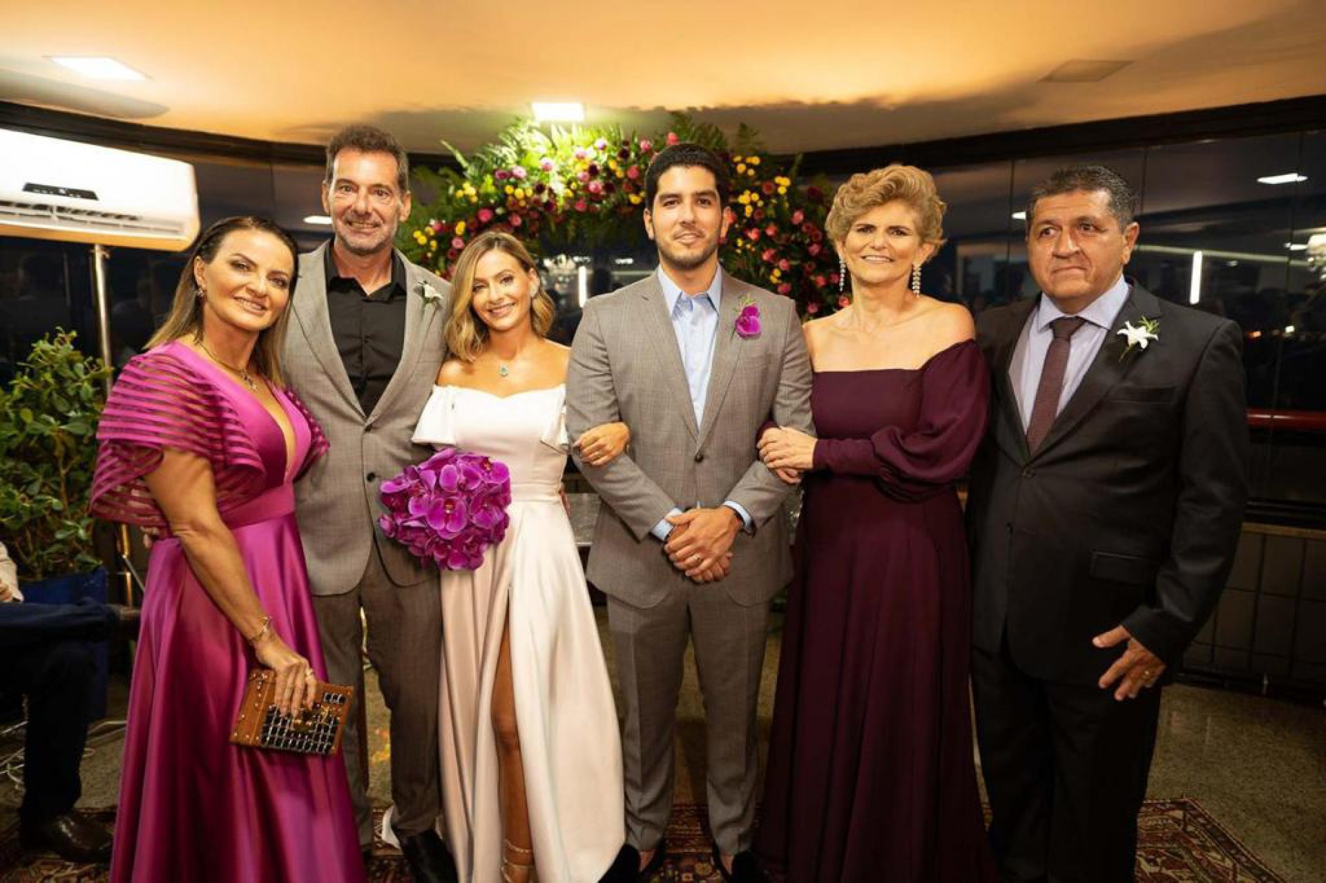 (Foto: RONI VASCONCELOS/ DIVULGAÇÃO)Simone e Enéas Massaglia, os noivos, Joseana França e Solano Mota 