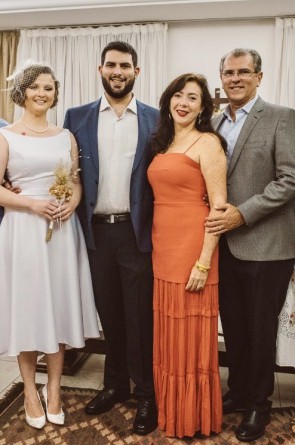 Formalizaram sua união no civil Théo Pompeu e Tatiane Rolim. O noivo é filho de Gina e Randal Pompeu e a noiva de Ina e Luís Carlos Rolim. Cerimônia religiosa e festa agendadas para 2021. Felicidades! Na foto, o casal com Gina e Randal.
