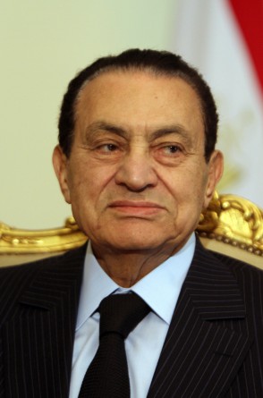 (ARQUIVOS) Nesta foto de arquivo tirada em 9 de fevereiro de 2011, o presidente egípcio, Hosni Mubarak, se encontra com o vice-ministro das Relações Exteriores da Rússia e o enviado especial do presidente para o Oriente Médio no Cairo. - Mubarak morreu em 25 de fevereiro de 2020, ele tinha 91 anos. (Foto de Khaled DESOUKI / AFP) 