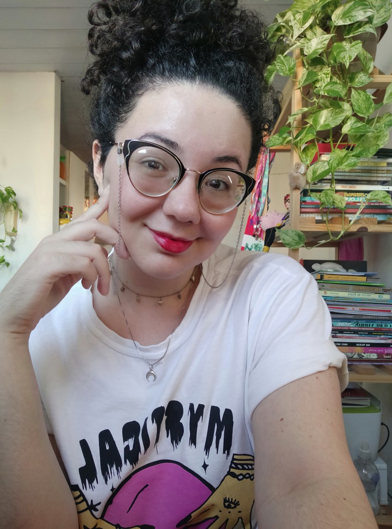 A quadrinista alencarina do município de Aracati ganhou o prêmio com a HQ "Cais do Porto" após votação nacional e chegou a concorrer com outros 11 artistas.  (Foto: Divulgação)