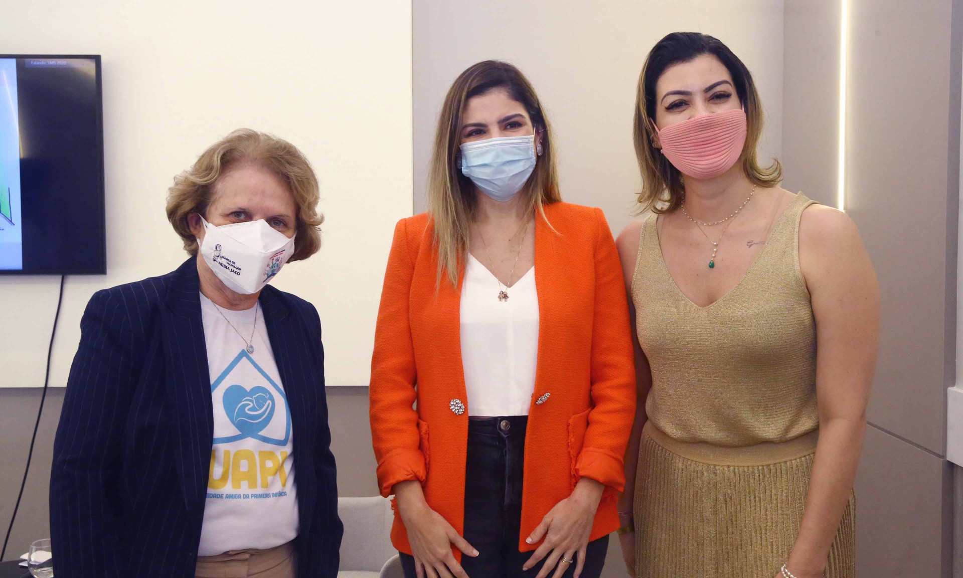 Médica Anamaria Cavalcante e Silva, presidente da Sociedade Cearense de Pediatria com Carol Bezerra e Natália Herculano (Foto: Divulgação)