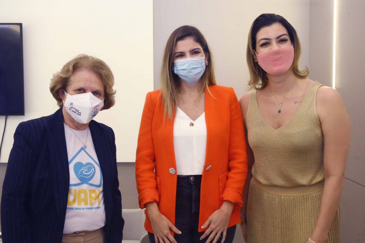 Médica Anamaria Cavalcante e Silva, presidente da Sociedade Cearense de Pediatria com Carol Bezerra e Natália Herculano