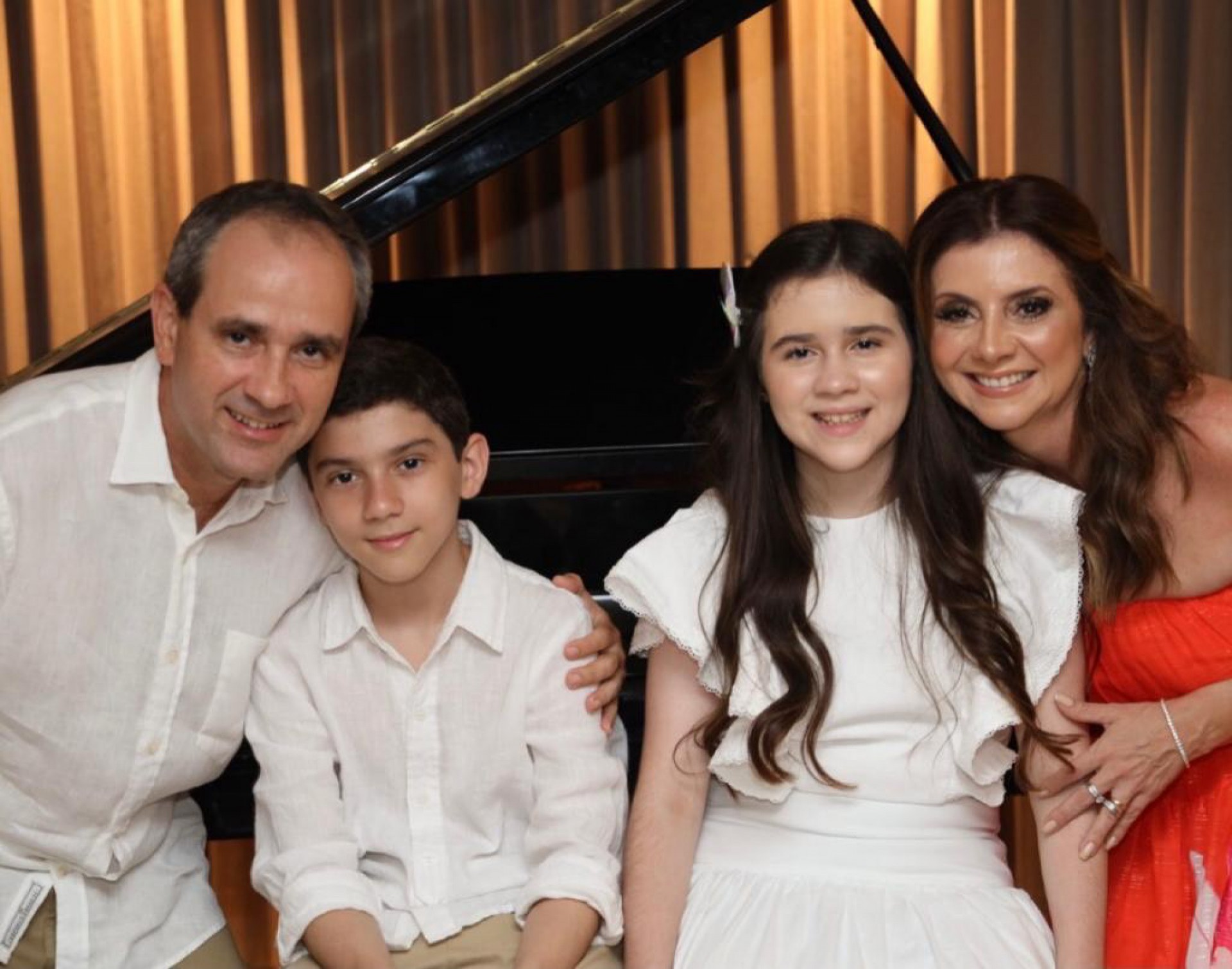 (Foto: divulgação)Sérgio Resende e Emília, a admirável condutora do Lide, em registro para a posteridade com André e Amanda. 