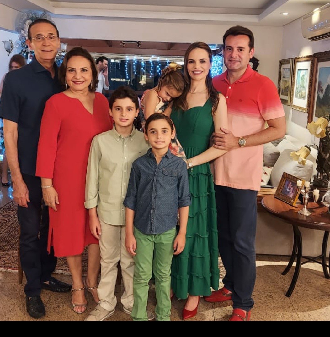 (Foto: Divulgação)Aristófanes Canamary e Vânia anteciparam o brinde em família para o dia 23, recebendo os filhos e netos ao som do piano, tradição nas festas do casal. Na foto com filha Cristyane e Fernandinho Gurgel e netos Breno, Fernando Neto e Lara