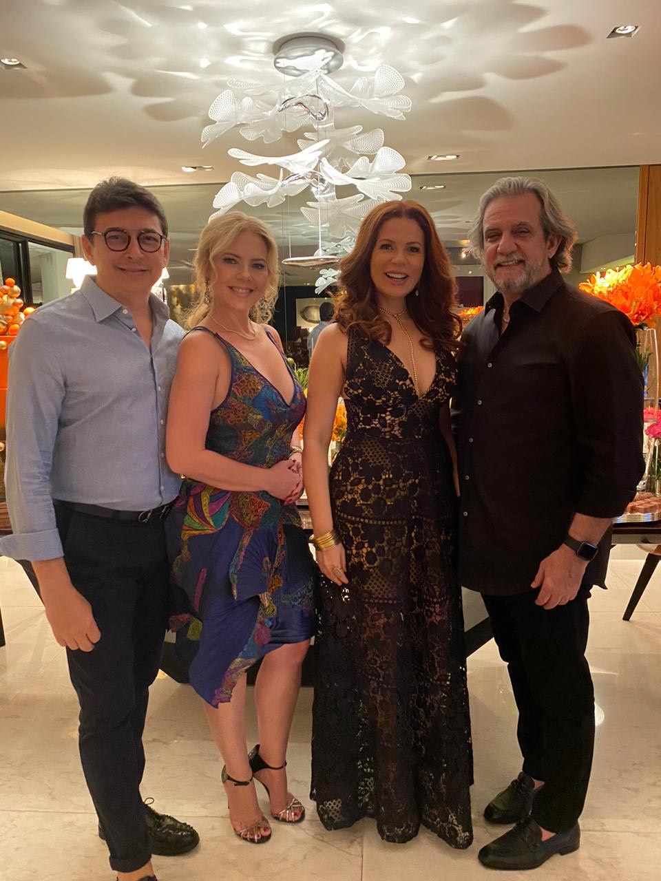 (Foto: divulgação)Aniversariante do dia 24, Racine Mourão, com Branca, reduziram o tamanho da festa, mas não a intensidade da alegria. Viram o ano em Minas Gerais. No registro com Cláudia Quental e Ernesto Saboya, que seguem para o Réveillon em Gramado (RS). 