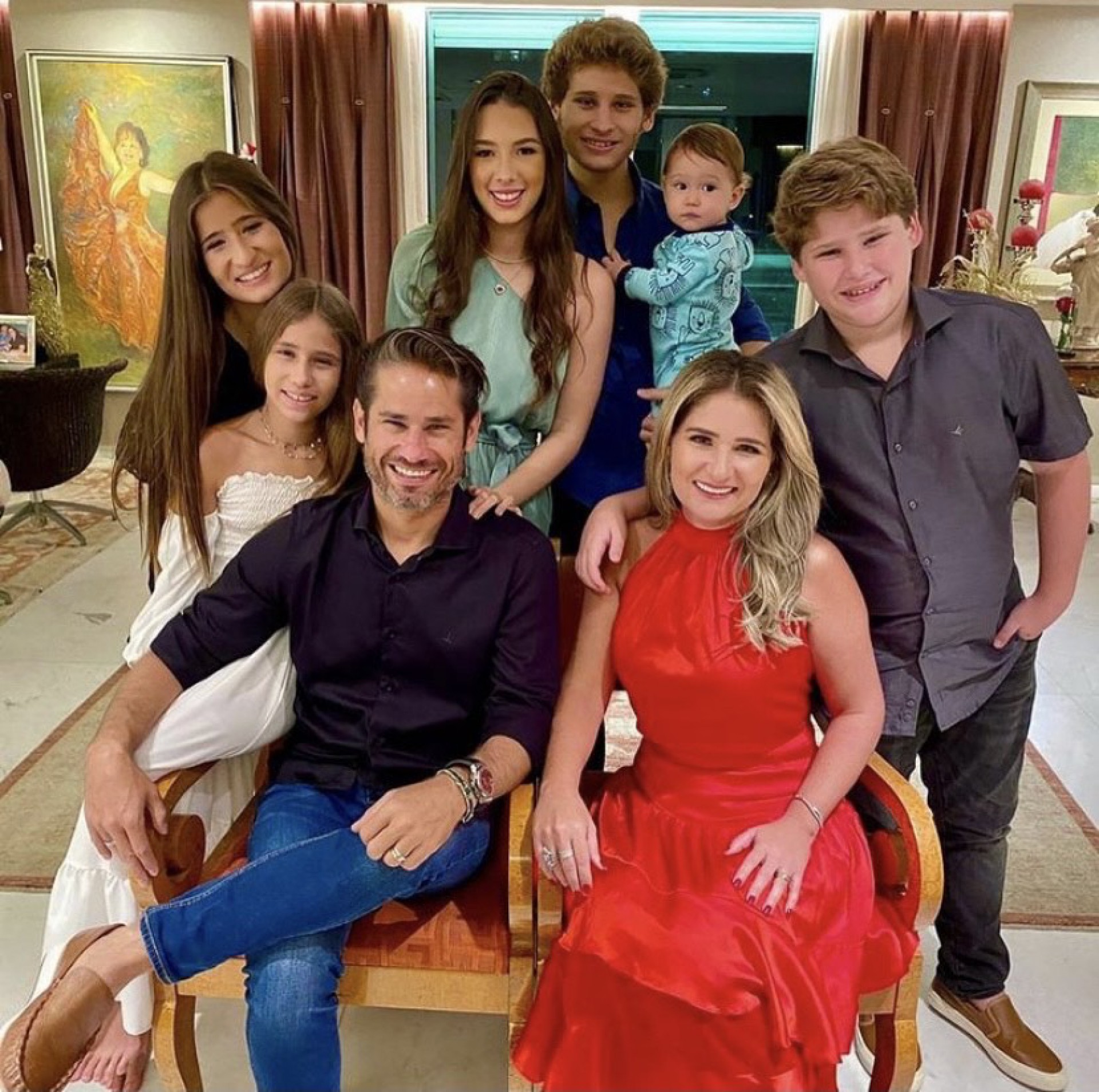 (Foto: divulgação)Patriciana e Davi Rodrigues com os filhos Pietra, Vida, Patrick e Davizinho, ao centro com Maria Clara Quinderé e o bebê David, xodó da família.