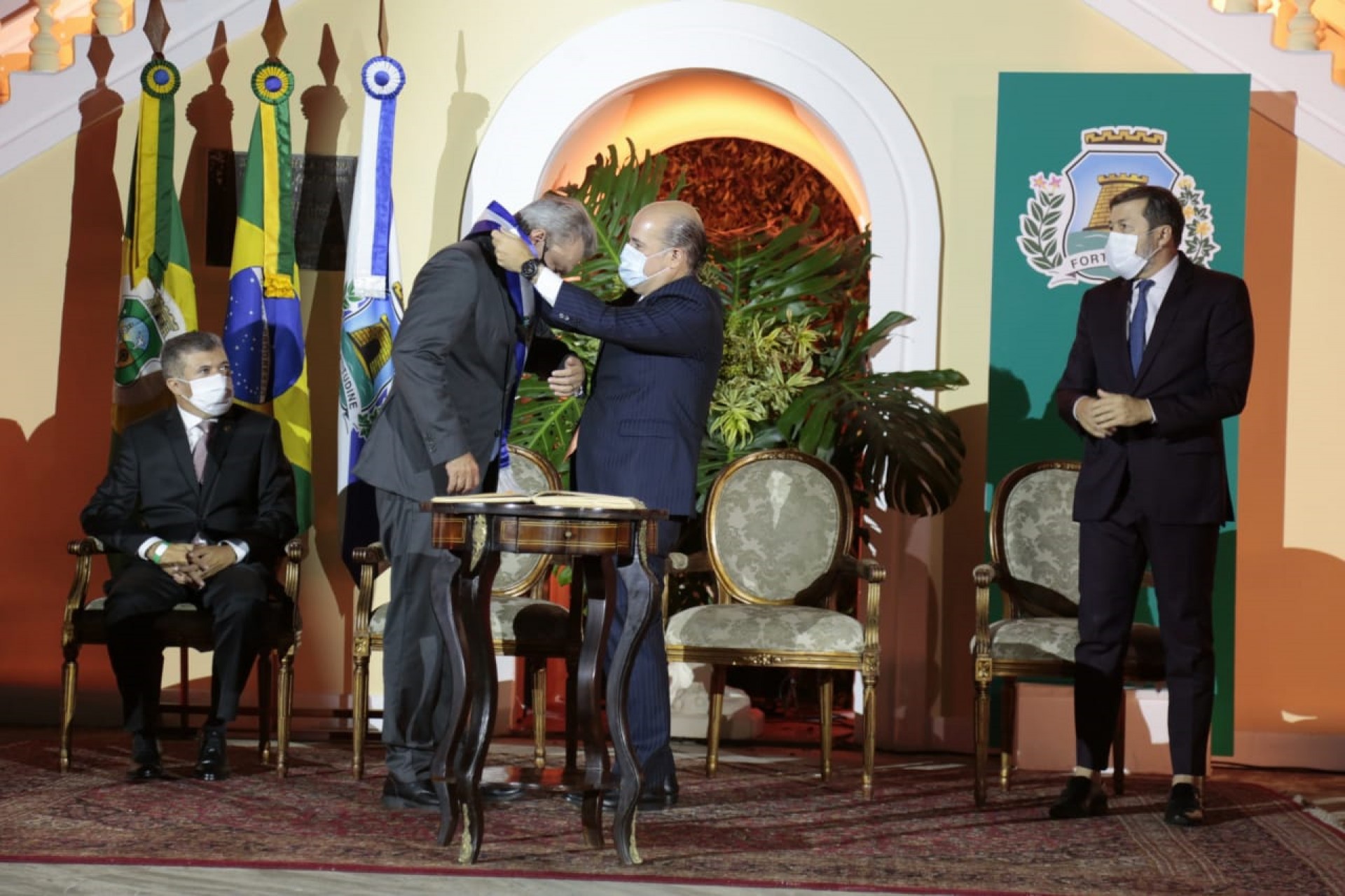 Sarto recebe de Roberto Cláudio a faixa de prefeito de Fortaleza (Foto: AURÉLIO ALVES/O POVO)
