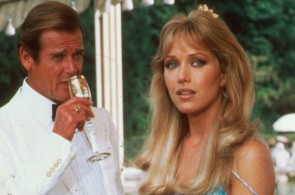 Roger Moore e Tanya Roberts em '007 Na Mira dos Assassinos'