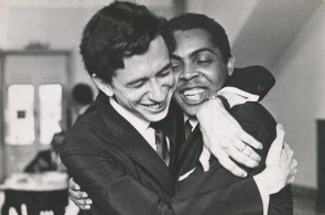 Torquato Neto e Gilberto Gil eram artistas do movimento tropicalista