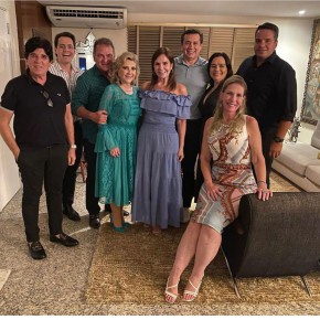 Lia Freire recebeu grupo amigo em seu endereço