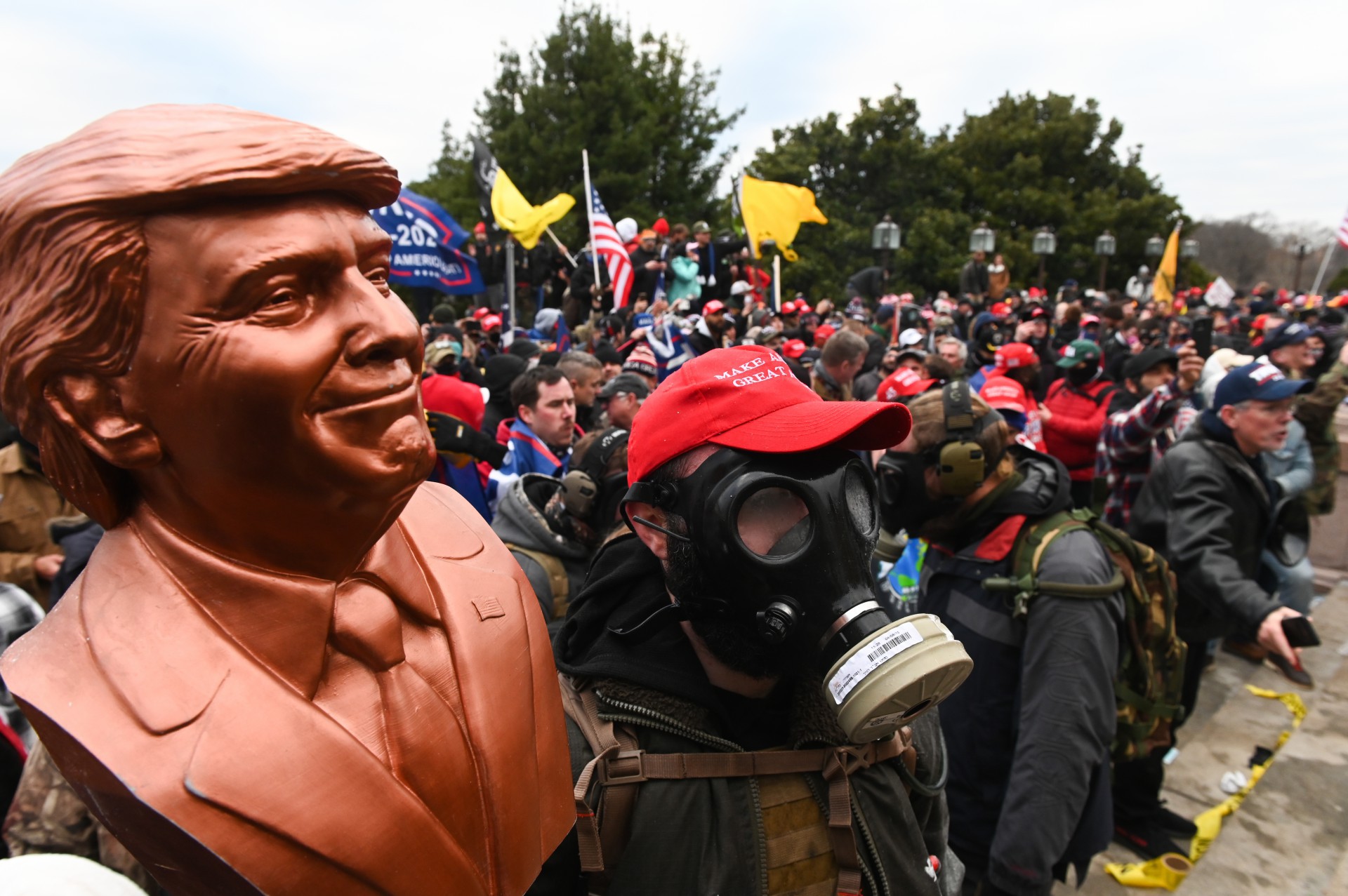 Um apoiador do presidente dos EUA, Donald Trump, usa uma máscara de gás e segura um busto dele depois que ele e centenas de outros invadiram o edifício do Capitólio em 6 de janeiro de 2021 em Washington, DC.(Foto de ROBERTO SCHMIDT / AFP) (Foto: ROBERTO SCHMIDT / AFP)