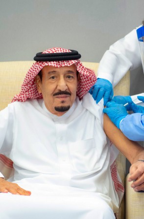 Rei Salman bin Abdulazziz, aos 85 anos, recebendo a primeira dose da vacina contra o coronavírus
