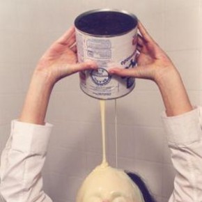 Performance Pancake, da artista Márcia X: banho de leite condensado para falar sobre estruturas sociais de poder. (Foto: Wilton Montenegro/ marciax.art.br)