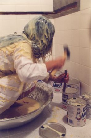 Performance Pancake, da artista Márcia X: banho de leite condensado para falar sobre estruturas sociais de poder.