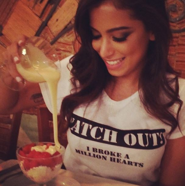 Anitta e o leite condensado: cantora fez sucesso com o hit "Romance e Safadeza".