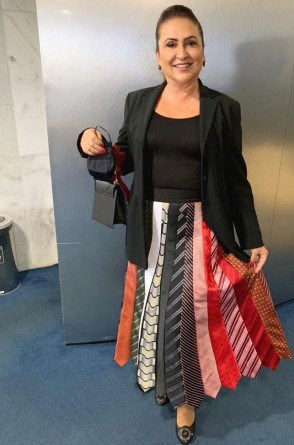 Senadora Kátia Abreu e sua saia de gravatas, se essa moda pega...