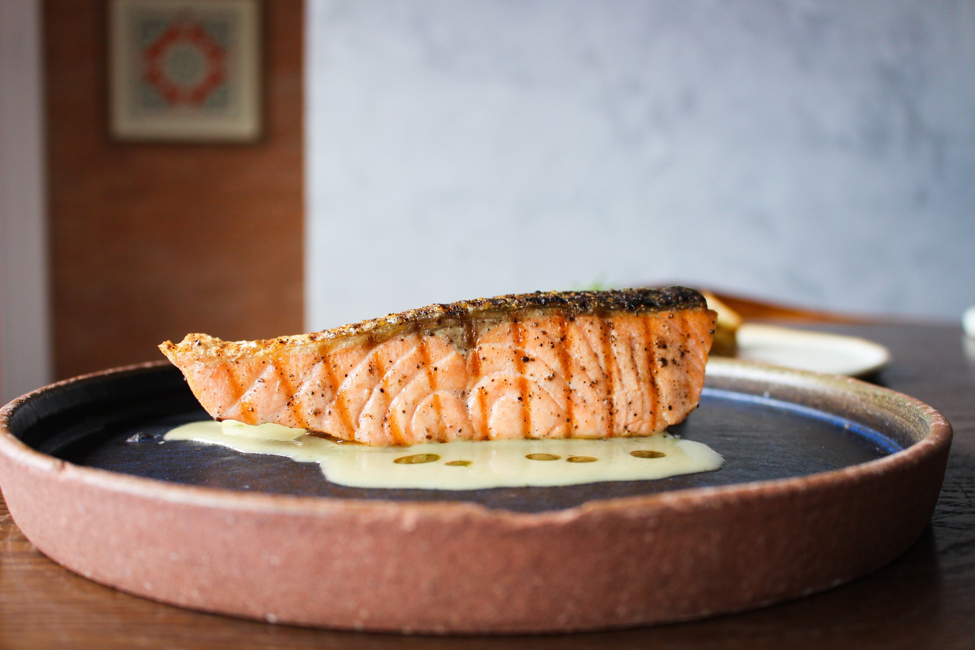 Salmão mi cuite, purê de couve-flor com alho-poro e molho de dill  (Foto: divulgação)
